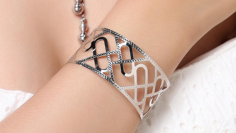 Vòng tay có thiết kế các đường nét đơn giản thích hợp cho cô nàng năng động